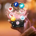 Mano que sostiene smartphone con iconos de redes sociales